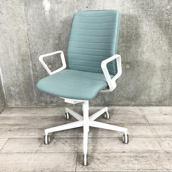 【在庫入替セール】【8脚入荷！】【インテリア発想から生まれたOAチェアが入荷！！】！トレンドのファブリック仕様！淡いブルーカラー　
KOKUYO　コクヨ　ファブレ　肘付　サークル肘　中古　高級チェア
                        ファブレ クッション
                                    中古
            