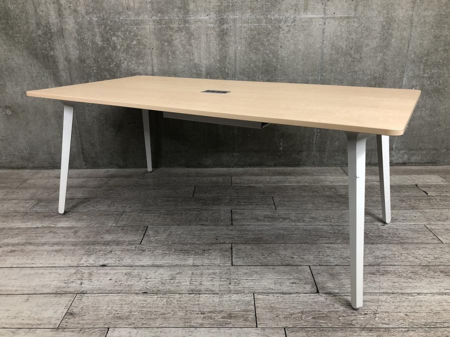 おしゃれ会議用テーブルが入荷！空間をデザインするスタイリッシュなフォルムと機能性を兼ね備えた人気テーブル！配線コード付き！
■内田洋行/レムナ/ライトファインウッド
                        レムナ
                                    中古
            