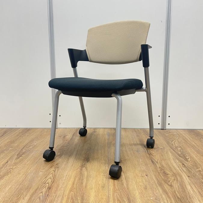 コクヨ製　定番プロッティシリーズ　背もたれソフトベージュ　クッションタイプ　スタッキングチェア！！
                        プロッティチェア
                                    中古
            