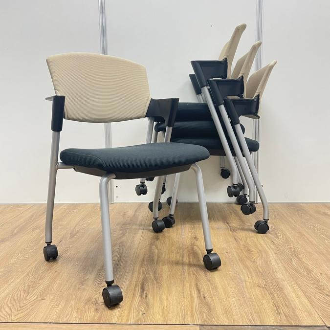 【4脚セット】コクヨ製　定番プロッティシリーズ　背もたれソフトベージュ　クッションタイプ　スタッキングチェア！！
                        プロッティチェア
                                    中古
            