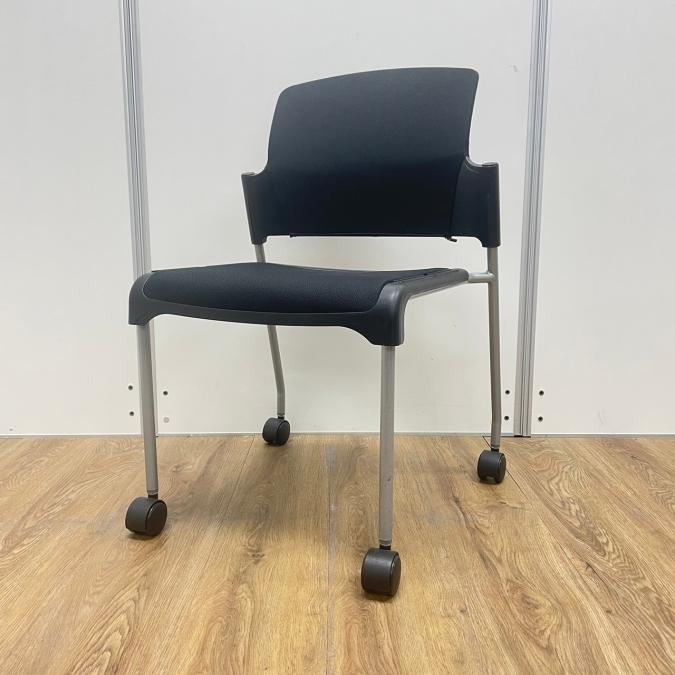 ナイキ製　人気のブラックカラー　背もたれカバータイプ　スタッキングチェア！！
                        その他シリーズ
                                    中古
            