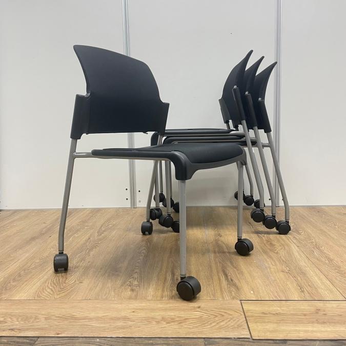 【4脚セット】ナイキ製　人気のブラックカラー　背もたれカバータイプ　スタッキングチェア！！
                        その他シリーズ
                                    中古
            