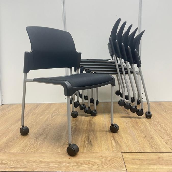 【6脚セット】ナイキ製　人気のブラックカラー　背もたれカバータイプ　スタッキングチェア！！
                        その他シリーズ
                                    中古
            