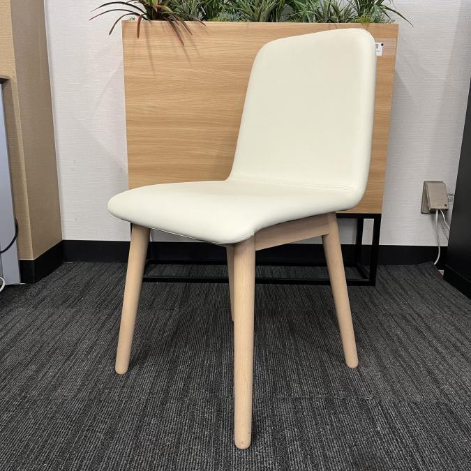 【南】【ちょっとしたスペースや受付など使用用途はたくさん！アイボリー色キャスター無しのネスティングチェア】　ネスティングチェア　福岡　九州　事務チェア　受付
                        その他シリーズ
                                    中古
            