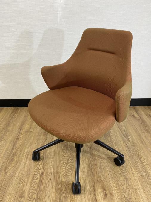 【博】【24⑨在庫入替セール】雰囲気をガラッと変える、ミーティングチェアでオシャレなブラウン。　■商品名：オカムラ／ライブス　　■色：ブラウン　　九州　福岡　チェア　ミーティングチェア
                        ライブス
                                    中古
            