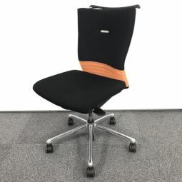 【背あてのしなやかな曲線が背中にフィット！】【快適な座り心地に高級感のあるデザインが人気！】】■オカムラ（okamura）製　フィーゴ（feego）チェア　ミドルバック　　■色：ブラック×オレンジ