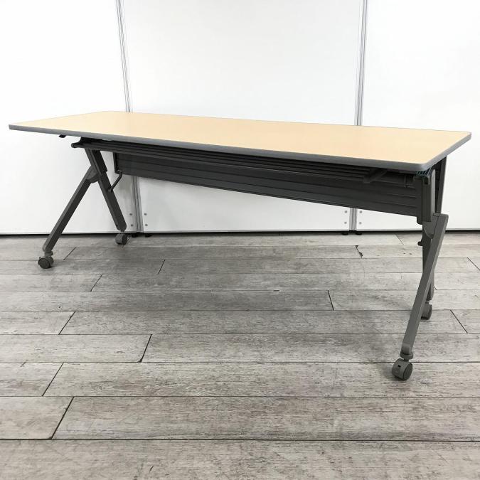 【2~3名様で使えるスタックテーブル入荷！キャスター付きで移動も楽々！】■ITOKI（イトーキ）製　サイドスタックテーブル　■幅1800×奥行600　■幕板付き　■ナチュラル【天板跳ね上げ式でコンパクトに収納】
                        その他シリーズ
                                    中古
            