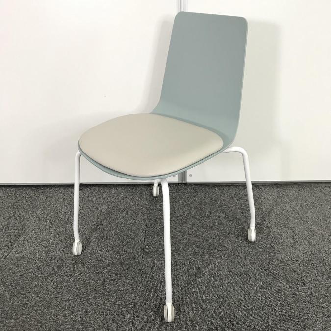【リフレッシュスペースにおすすめ！淡く爽やかな雰囲気を醸し出すカフェチェア！重ねて収納可能！】■コクヨ (KOKUYO)　ミケット(Mycket)　■スタッキングチェア　ミーティング　カフェ　■背：ホワイトターコイズ/座：ブライトグレー/フレーム：ホワイト　■キャスター付き
                        ミケット
                                    中古
            