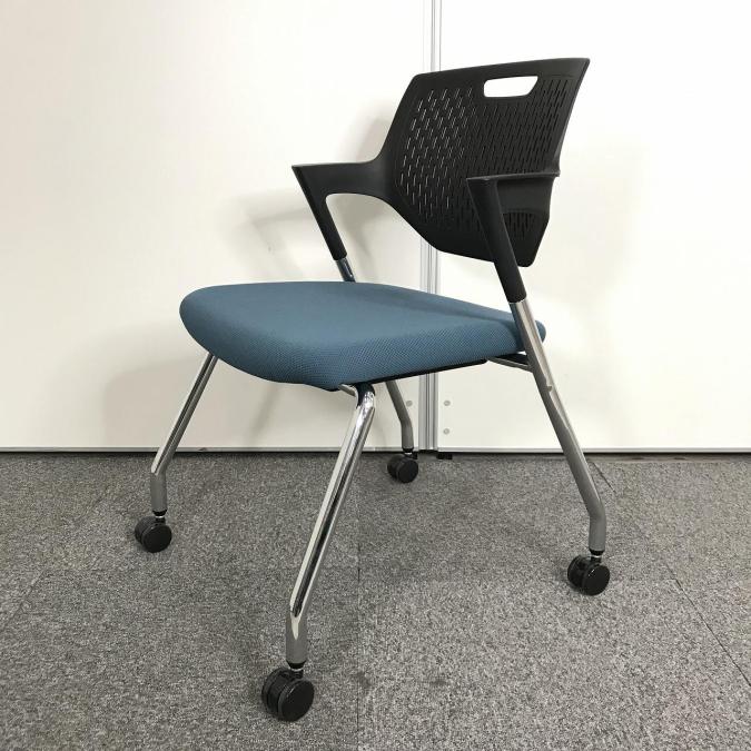 【重ねて収納可能！】■オカムラ　(okamura)　■スタッキングチェア　■肘付き　キャスター付き　■背面メッシュ調：ブラック色・　座面：ブルー　■ミーティングルーム　リフレッシュルーム　休憩室　会議室
                        その他シリーズ
                                    中古
            