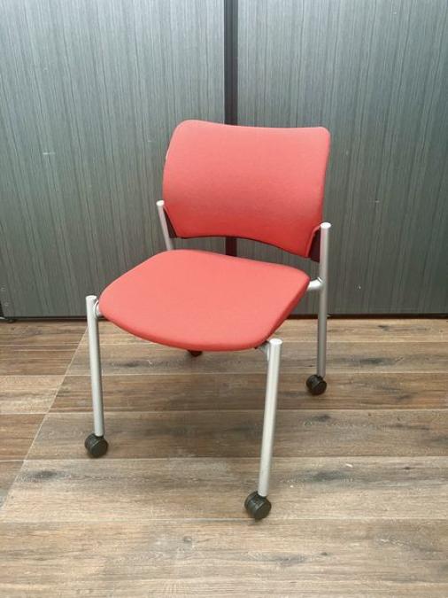 【1脚限り】オカムラ製　スタッキングチェア　キャスター付き　8147シリーズ　レッド
                        8147シリーズ
                                    中古
            