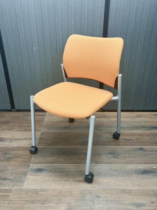 【1脚限り】オカムラ製　スタッキングチェア　キャスター付き　8147シリーズ　オレンジ
                        8147シリーズ
                                    中古
            