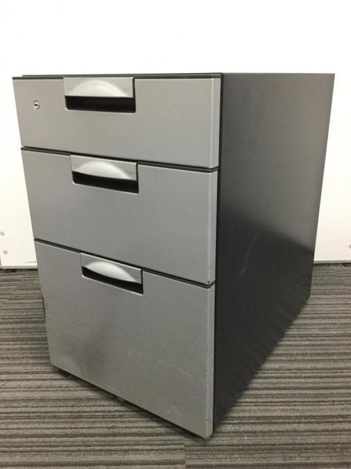 【収納に便利なワゴン入荷！！】3段ワゴン　コクヨ　デルフィ　シルバー　KOKUYO　中古　事務　テレワーク　収納　H610　
キャスター付
                        デルフィ
                                    中古
            