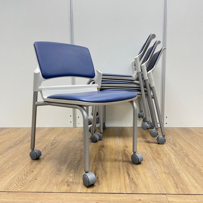 【4脚セット】ウチダ製　MF-180シリーズ　ブルーカラー　ビニールレザー　スタッキングチェア！！
                        MF-180シリーズ
                                    中古
            