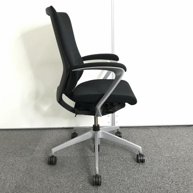 【中古】エピオスチェア イトーキ/ITOKI 肘付ハイバックチェア 464922 - 中古オフィス家具ならオフィスバスターズ
