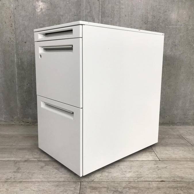 【在庫入替セール品！】【フリーアドレスデスクのお供に！使いやすさ抜群のキャスター付き３段ワゴン！】　■オカムラ（okamura）　アドバンス  (ADVANCE)　３段ワゴン　■色：ホワイト　■高さ650㎜　■シリンダー錠
                        アドバンス
                                    中古
            