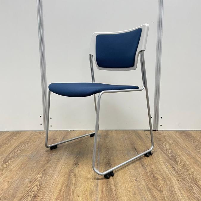 【商品入替のため、残り4脚限り】イトーキ製　エレックシリーズ　ブルー　スタッキングチェア！！
                        エレック
                                    中古
            