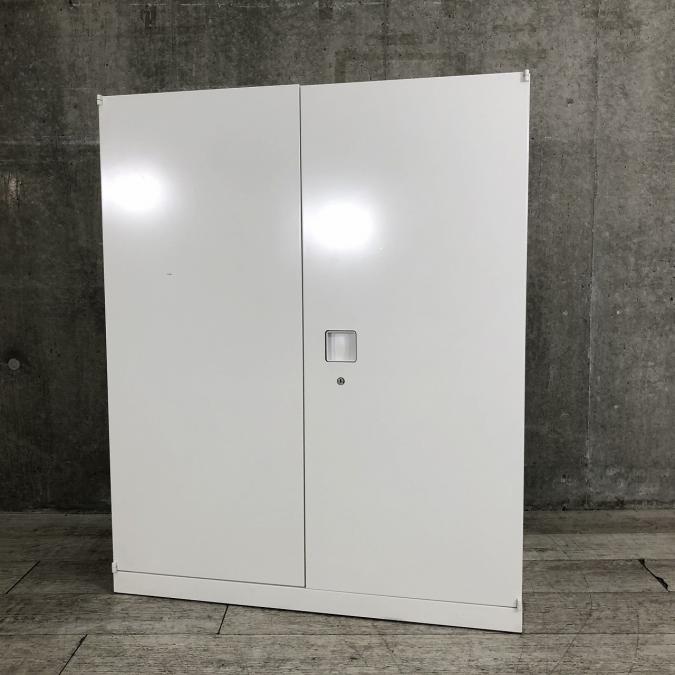 【オフィスの書類をスッキリ整理！取っ手がどの方向からでも開くマルチハンドル！】■オカムラ（okamura）製　レクトライン　■両開き書庫　ローキャビネット　■シリンダー錠　■ホワイト　■ベース付き
                        レクトライン
                                    中古
            