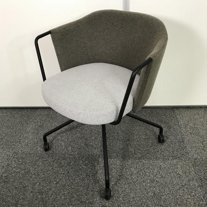 【ミーティングエリアやラウンジをリラックスできる空間へ】ゆったりとした雰囲気にピッタリ！キャスター付きミーティングチェア■コクヨ製　ミーティングチェア　COODE(コーデ)シリーズ　グレー　■パイプ肘タイプ　キャスター脚　【ABW商材】【関東倉庫在庫品】【弊社使用欄：A00950067】
                        その他シリーズ
                                    中古
            