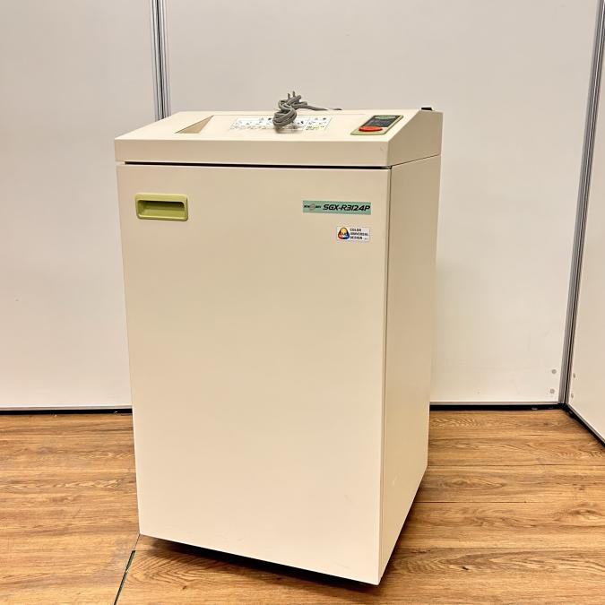 【１台限定】シュレッダー　シグマ技研　切断　裁断　書類整理　SGX-R3124E　最大細断枚数：約23枚/22枚（56/60Hz)　オフィスバスターズ　梅田本店
                        シグマシュレッダ
                                    中古
            