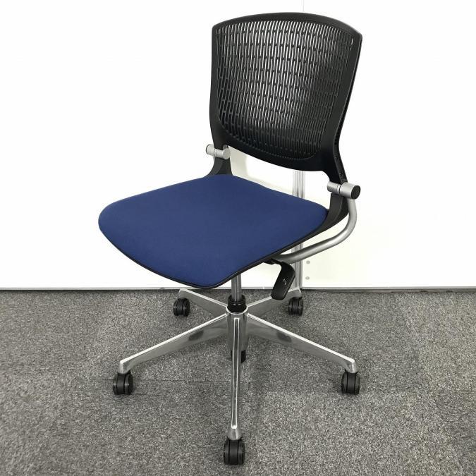 人気ミーティングチェアが入荷！安定の座り心地！【少し高級感ある会議室におすすめ！】
■オカムラ　グラータ　ミディアムブルー　ブラックシェル　5本脚タイプ
                        グラータチェア
                                    中古
            