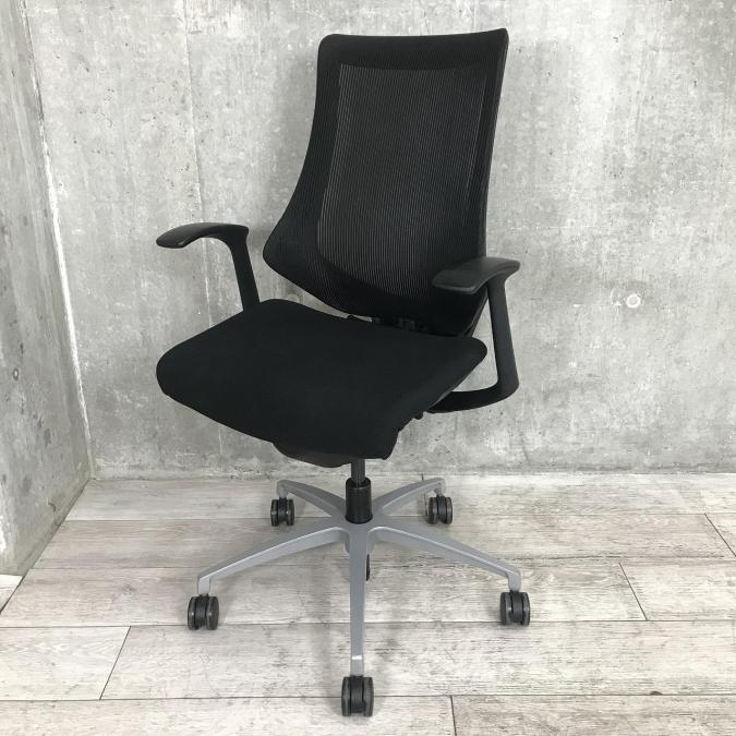 【姿勢の変化にフレキシブルに対応！】スタイリッシュで座り心地も抜群！ブラッククッションの高機能チェア！　
■イトーキ/エフ メッシュ/ブラック　シルバーフレーム　固定肘
                        エフメッシュ
                                    中古
            