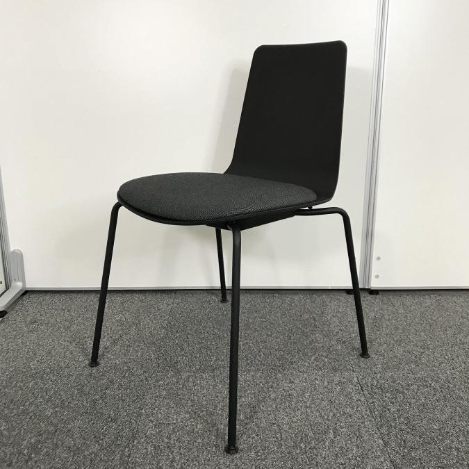 リフレッシュスペースにおすすめ！淡く爽やかな雰囲気を醸し出すカフェチェア！重ねて収納可能！キャスター付き
■コクヨ/ミケット(Mycket)/背：ブラック/座：グレー/フレーム：ブラック
                        ミケット
                                    中古
            