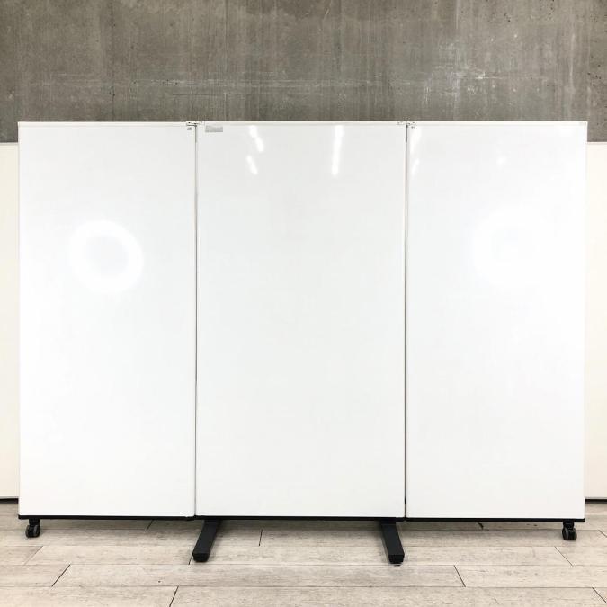 【アイデア広がる大きなボード！】■コクヨ製　3連ホワイドボードパーティション　W2400×H1800mm　キャスター付　折りたたみ式　3つ折りパネル　※ボードに凹みがあるためお安く！
                        その他シリーズ
                                    中古
            