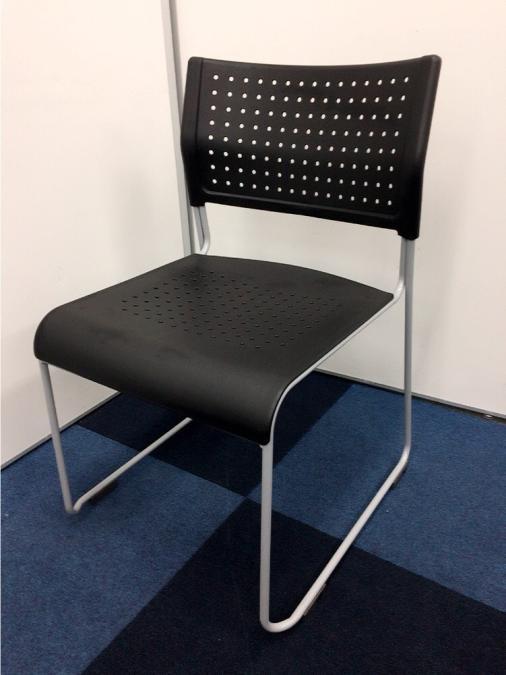 定番のブラックカラーのスタッキングチェアが入荷致しました！どんなシーンにも対応がしやすいブラックカラーなので必見です！！
                        その他シリーズ
                                    中古
            