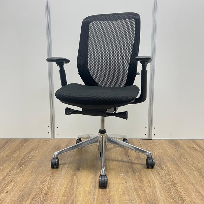 オカムラ製　人気のシルフィーシリーズ　ブラックカラー　アジャストアーム※可動肘　肘付きハイバックチェア！！
                        シルフィー
                                    中古
            