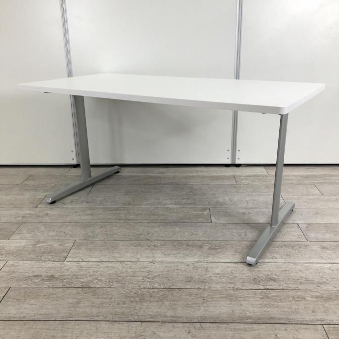 シンプルな木目調会議テーブル！さまざまスペースに適応する使い勝手のよい国産商品！4人用の打ち合わせに最適！
■オカムラ/８１７７/ホワイト　【応接室や休憩室などにもおすすめ！】
                        8177シリーズ
                                    中古
            