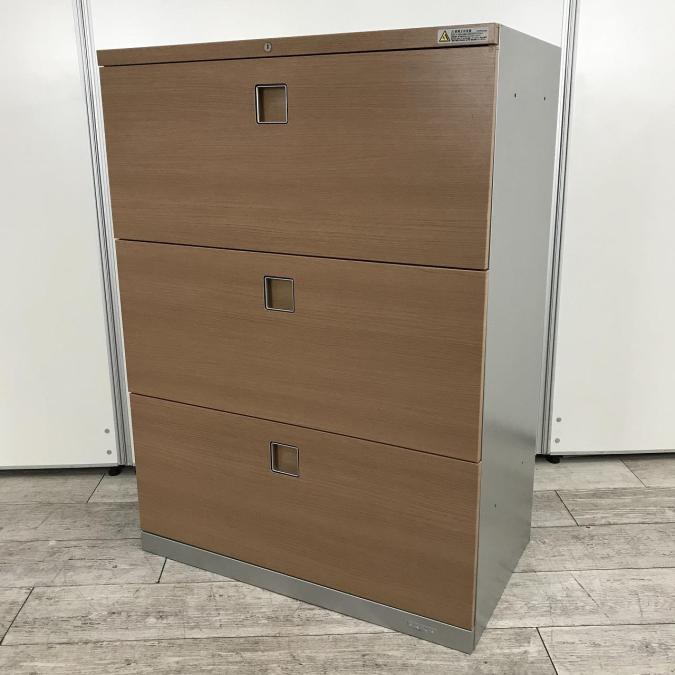 【高品質で使いやすい！大容量の三段キャビネット！】■オカムラ　レクトラインシリーズ (Rectline)　3段ラテラル書庫　■ローキャビネット　■幅：800mm　奥行：450mm　■前面：木目ダーク色　(本体：シルバー)【弊社使用欄：A00963227】
                        レクトライン
                                    中古
            
