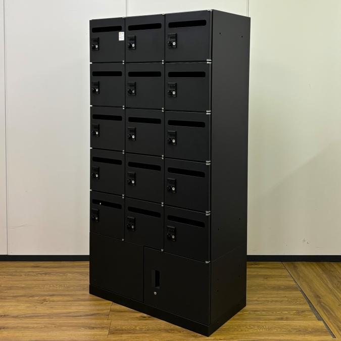 【省スペースで15人分収納できます！ブラックのかっこいいロッカー】【両開き書庫を連結仕様】　■イトーキ製　15人用ロッカー　3列×5段　■メール投函口付　ブラック　■シリンダー錠【なんば店撮影】
                        エスキャビネット
                                    中古
            