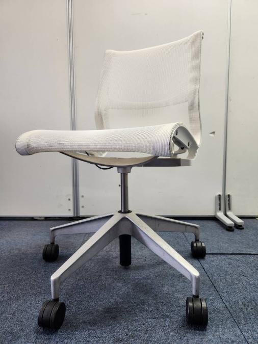 【訳アリ品】■HermanMiller/ ハーマンミラー　Setu / セトゥ チェア　ホワイト  デザイン性抜群で大人気！有名海外メーカー製のオールメッシュ仕様チェアが入荷！
                        セトゥーチェア
                                    中古
            