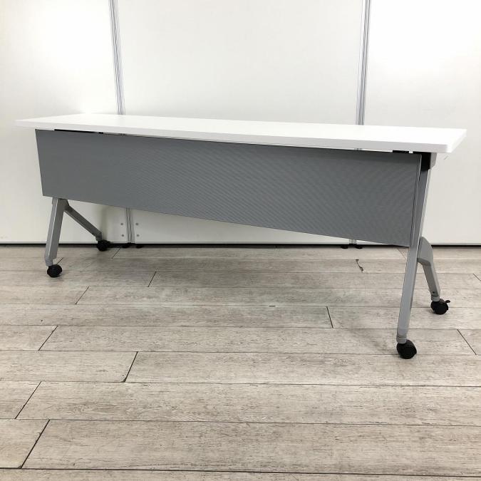 【スムーズに移動できるキャスター付！】■オカムラ（okamura）製　フラプター（FLAPTOR）シリーズ　サイドスタックテーブル■W1800㎜×D450㎜×H720㎜　幕板パネル付　■ホワイト天板/シルバー脚
                        フラプター
                                    中古
            