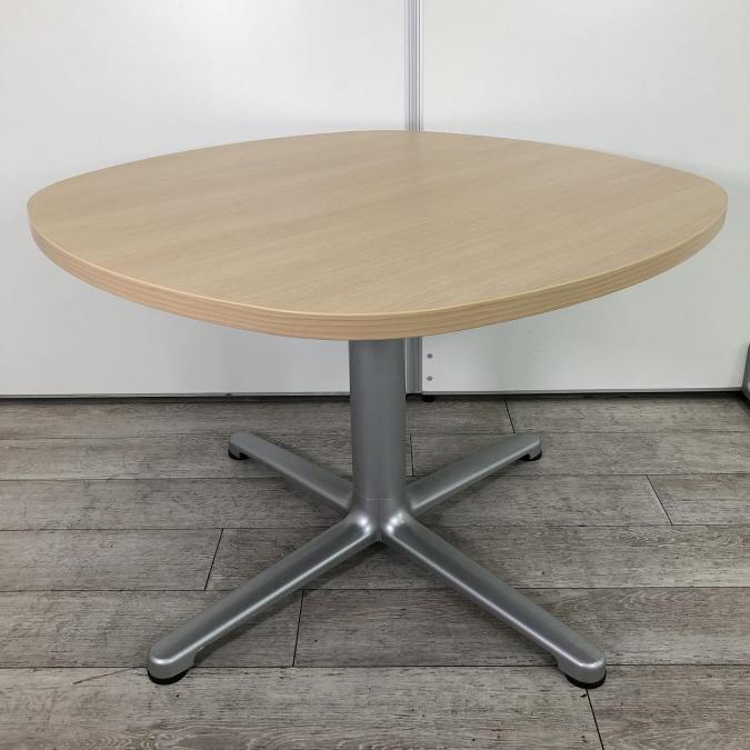【ちょっとした会議の場やリフレッシュスペースにおすすめ！】【レアな丸テーブルが入荷！】■オカムラ（okamura）　その他シリーズ　■丸テーブル　■W1000㎜×D1000㎜×H700㎜　■木目調ナチュラル※アジャスターなし【入れ替えセール品】
                        その他シリーズ
                                    中古
            