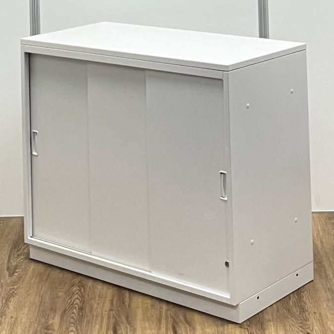 【商品入替のため、残り1台限り】イトーキ製　シンラインシリーズ　ホワイトカラー　ホワイト天板付き　3枚引き戸　高さ770サイズ　2段 (棚１枚)　使いやすさに配慮・3枚引き戸タイプ　引き違い書庫！！
                        シンライン
                                    中古
            