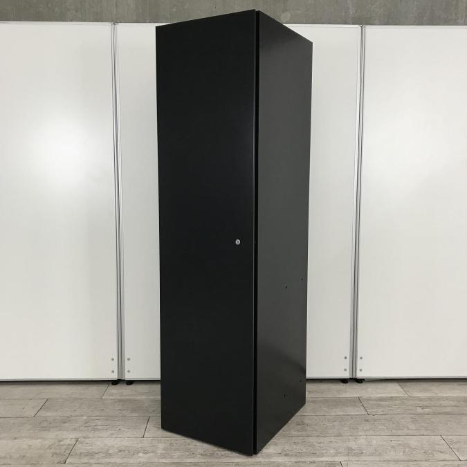 【レアなブラックカラー！】【安心の国内大人気メーカーコクヨ製！スリムタイプの縦型ロッカー(W450×D540×H1670)が入荷！】■KOKUYO（コクヨ）製　　その他シリーズ　1人用更衣ロッカー (W450×D540×H1670)　■ブラック　■シリンダー錠(一部)　■更衣ロッカー【掃除用具入れにも！】
                        その他シリーズ
                                    中古
            