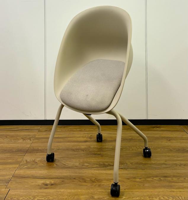 【希少品！デザイン性の高いミーティングチェア】イトーキ　ワン　ミーティングチェア　ベージュ【なんば店撮影】
                        その他シリーズ
                                    中古
            