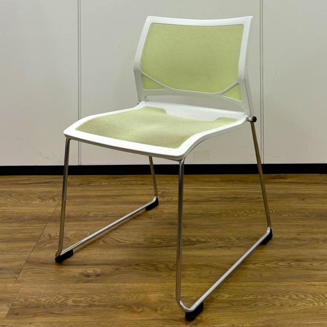 売れ筋スタッキングチェアの入荷！柔らかみのあるメッシュ仕様で座り心地〇！デザイン性と実用性を兼ね備えたスタイリッシュ設計！■オカムラ/ツァルト（Zart）/ライムグリーン【なんば店撮影】
                        ツァルト
                                    中古
            