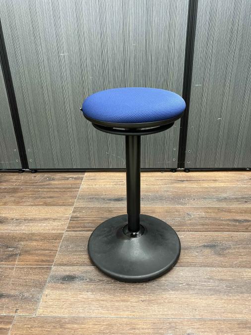 【まるでバランスボールのようなチェア！健康志向の方におすすめ】■オカムラ(Okamura)　ピルエット (Pirouetto)　パーチングスツール　スイング脚スツール 　■ブルー　【ABW商材】
                        ピルエット
                                    中古
            