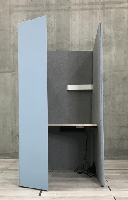 【ワーカーの集中を高める省スペースなワークブースが入荷！】■オカムラ(okamura)製　ドレープシリーズ　集中ワークブース　ソロワークブース　■テトラタイプ　ライト付き　(W1000/D1000/H1910)　■ブルー　■開口部右側【関東倉庫在庫品】【ABW商材】【弊社使用欄：A00960214 / A00963979】
                        ドレープ
                                    中古
            