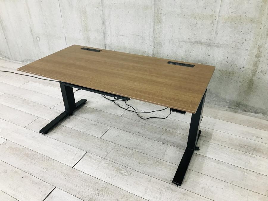 【立ち姿勢を取り入れ健康志向！高さ650～1250mmで可動します 】■オカムラ(okamura)　スイフト(Swift)　上下昇降デスク　■天板：木目調ブラウン　引出付き　 配線2口　スラントエッジ　インジケーターなし
                        Swift
                                    中古
            