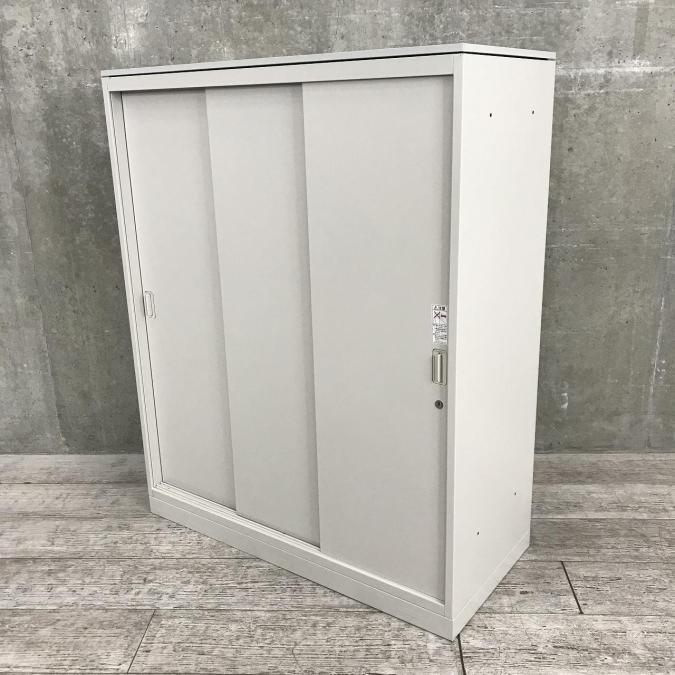 【在庫入替セール品】【奥行き400㎜】お問い合わせの多い引違い書庫が入荷！スライド引き戸だから開閉スペースに困りません！[オカムラ（okamura）製　レクトラインシリーズ/3枚引き戸タイプ　引違い書庫/天板付き/シリンダー錠/ホワイト]
                        レクトライン
                                    中古
            