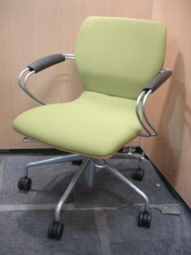 ■ハイグレードミーティングチェア■【上下昇降機能付き・肘付きタイプ】　ITOKI 　シンタシリーズ【会議チェア】
                                    中古
            