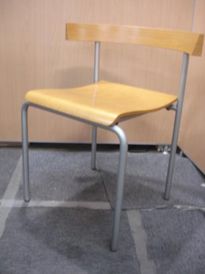 ■木の感覚が癒しを与えるスタッキングチェア■【ご自宅使用のお客様にもお勧めです】<A Href=http://www.officebusters.com/kensaku/index_k.php?k=&l=1&m=1&s=&kakaku=0-100000000&amount=&maker=&hinmei=&tenpo=3&condition=0&dc=1&btn=+%82%B1%82%CC%8F%F0%8C%8F%82%C5%8C%9F%8D%F5+>オフィスバスターズ上野店キャンペーン！複合機多数取り扱いございます！来店即決で10％オフ致します！ビジネスフォン等購入でさらにお得に！？詳しくはお問い合わせください【上野店03-5807-7040】</A>【会議チェア】
                                    中古
            