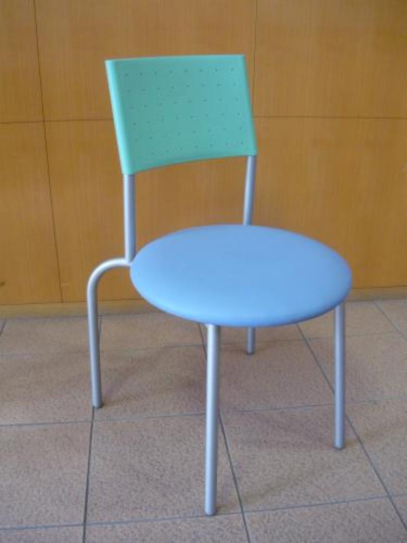 【4脚１セット】【セット商品】◇◆イトーキ製の新古品スタッキングチェアセット入荷◆◇<a href=http://www.officebusters.com/kensaku/index_k.php?k=&l=2&m=17&s=&kakaku=0-100000000&amount=&maker=&hinmei=&tenpo=31&condition=0&w_size=0-100000&d_size=0-100000&h_size=0-100000&color=&dc=3&btn=+%82%B1%82%CC%8F%F0%8C%8F%82%C5%8C%9F%8D%F5+>◆安価なものから、高級チェアーまで！チェアーはこちら◆</a>【会議チェア】
                                    新古品
            