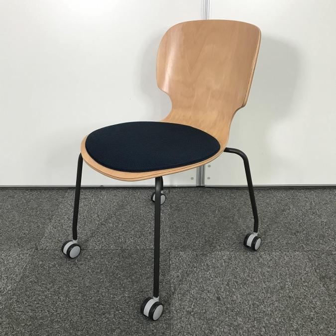 【カフェ調オフィス・リフレッシュスペースにおすすめ！重ねて収納可能！】■ クレス製 (CRES)　HABES (ハベス) 　ACタイプ　スタッキングチェア　■キャスターつき　木製シェル　クッション付き (色：ブルー)【弊社使用欄：A00964613】
                        その他シリーズ
                                    中古
            