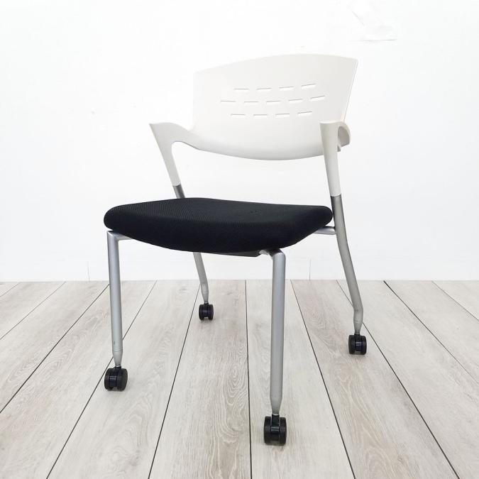 【ふっくらクッションで座りやすい！】■イトーキ製　カクタスシリーズ　スタッキングチェア　ブラック　■うれしい肘付きチェア！
                        カクタス
                                    中古
            