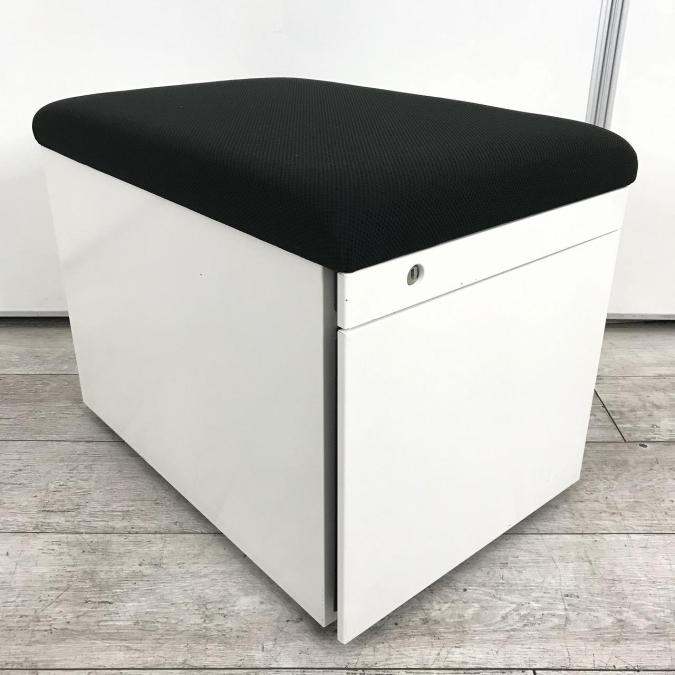 オカムラ　スツールワゴン　1段+ペントレー　シリンダー錠　収納付きイス オカムラスツールワゴン1段+ペントレーシリンダー錠収納付きイス
