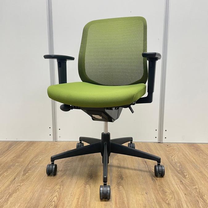 コクヨ製　シロッコシリーズ　オリーブグリーン 　ブラックフレーム　可動肘　樹脂脚　背面メッシュ　美しさと快適さを両立した、デザイン性の高いコンパクトなメッシュチェア　肘付きローバックチェア！！
                        シロッコ
                                    中古
            